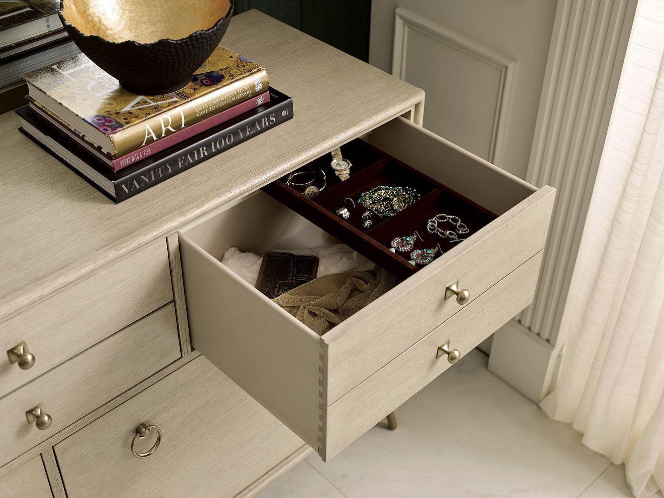 Straddella Dresser